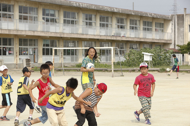 サッカー教室は定期的に給水休憩を挟み、実施された