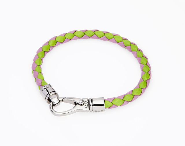 サッカー教室の資金源となるトッズの限定チャリティーブレスレット