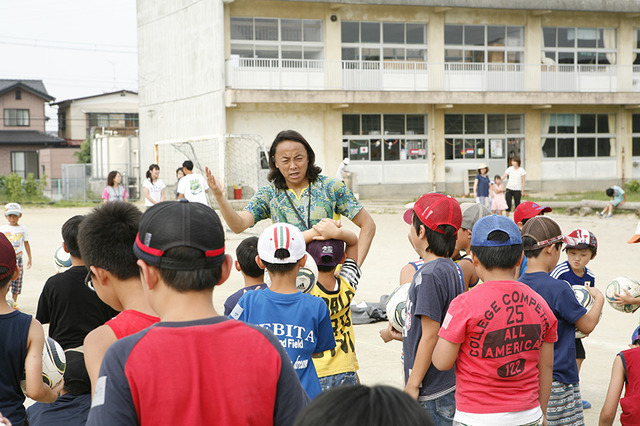 トッズ、北澤豪と宮城石巻の子供達の心をケア。チャリティーサッカー教室実施