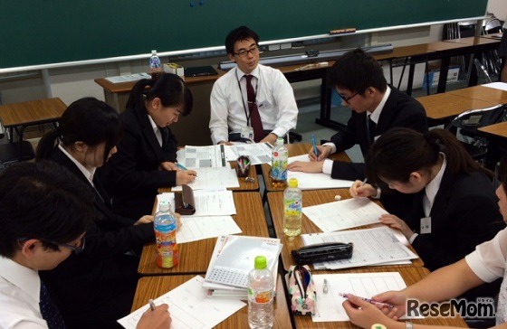 グループごとに企画会議。現役社員からのアドバイスも