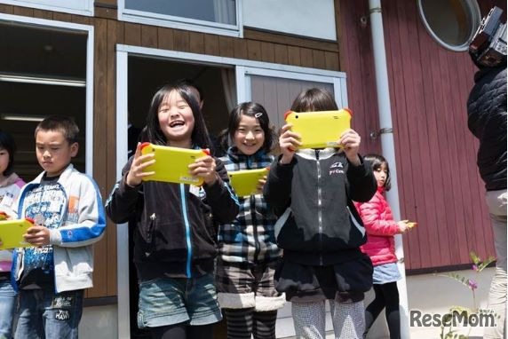 タブレットを持つ子供たち