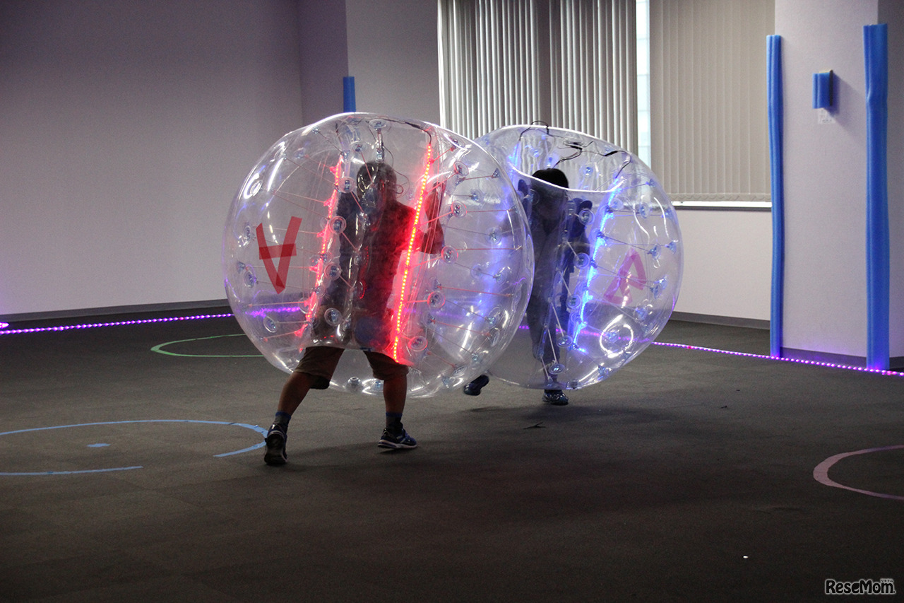 バブルはぶつかると色が変化する