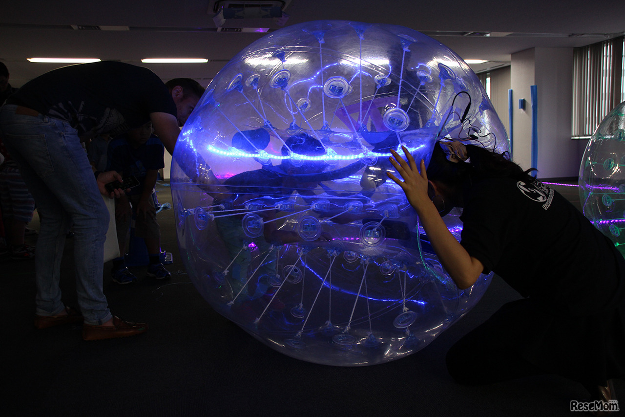 バブルの装着はスタッフが手伝ってくれる。バブルの中に体を入れ、両腕を背面ベルトに通しハンドルを握る