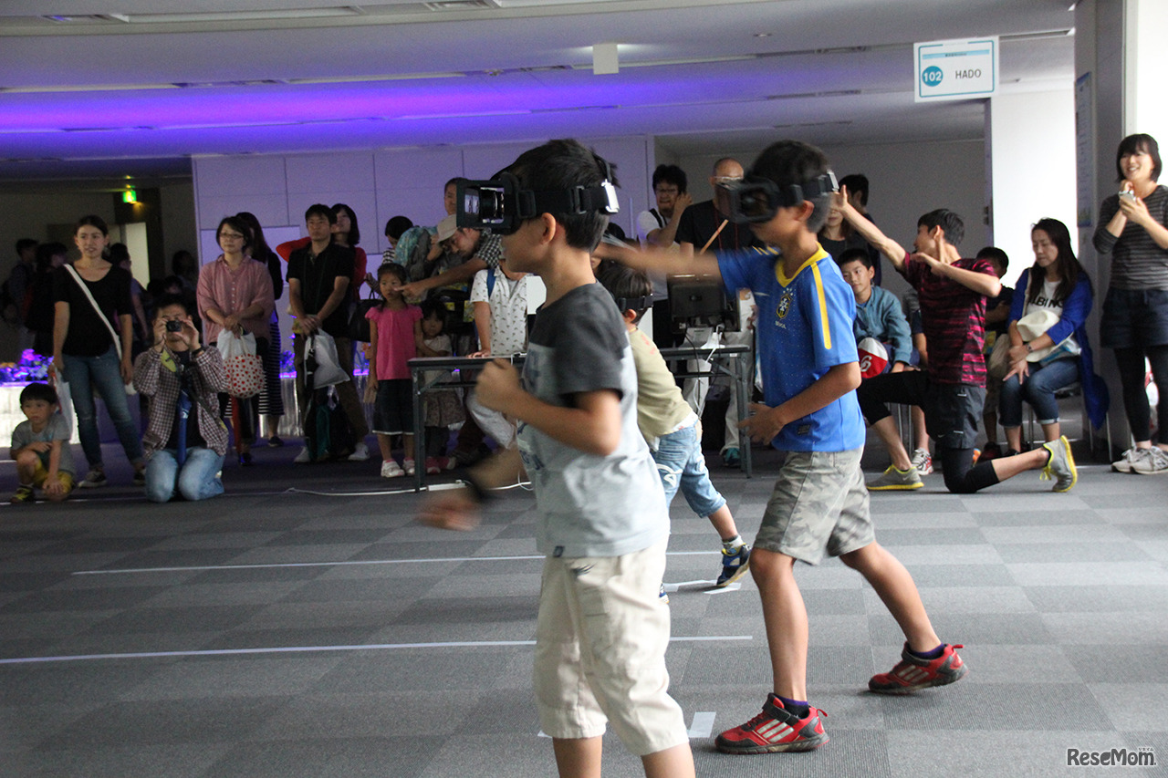 手を振り下ろしたり、下から振り上げたり、突き出したり。何もない空間に向かって、攻撃とはこれいかに