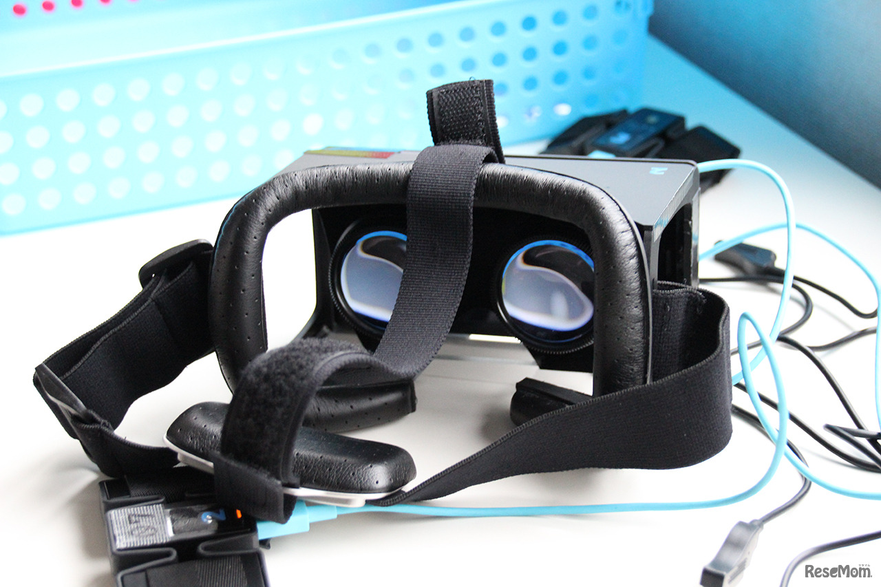 スマートフォンが搭載されたゴーグル。このヘッドマウントディスプレイでドラゴンを認識する