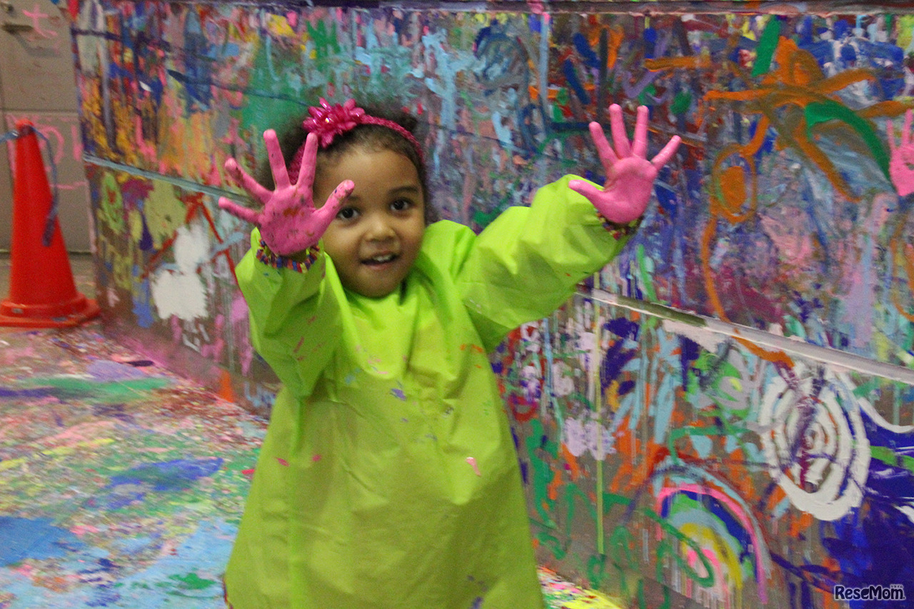 手のひらもお絵かきに利用。スモックやエプロンを着て参加する子どもも多くみられた