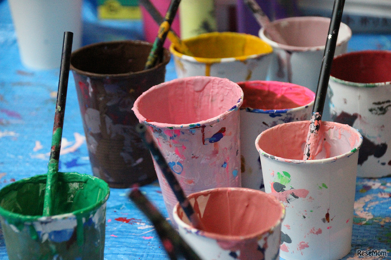 ターナー色彩が用意した塗料。色とりどりで鮮やか