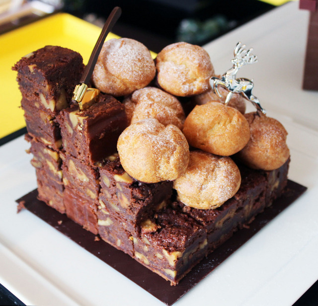 クリスマスケーキ「レーヴ」のチョコレートボックスを開けたところ