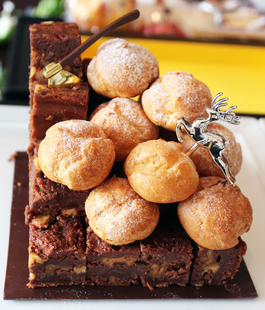 クリスマスケーキ「レーヴ」のチョコレートボックスを開けたところ