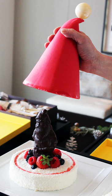 クリスマスケーキ「ボネ・ド・ペール・ノエル」の赤い帽子を持ち上げたところ