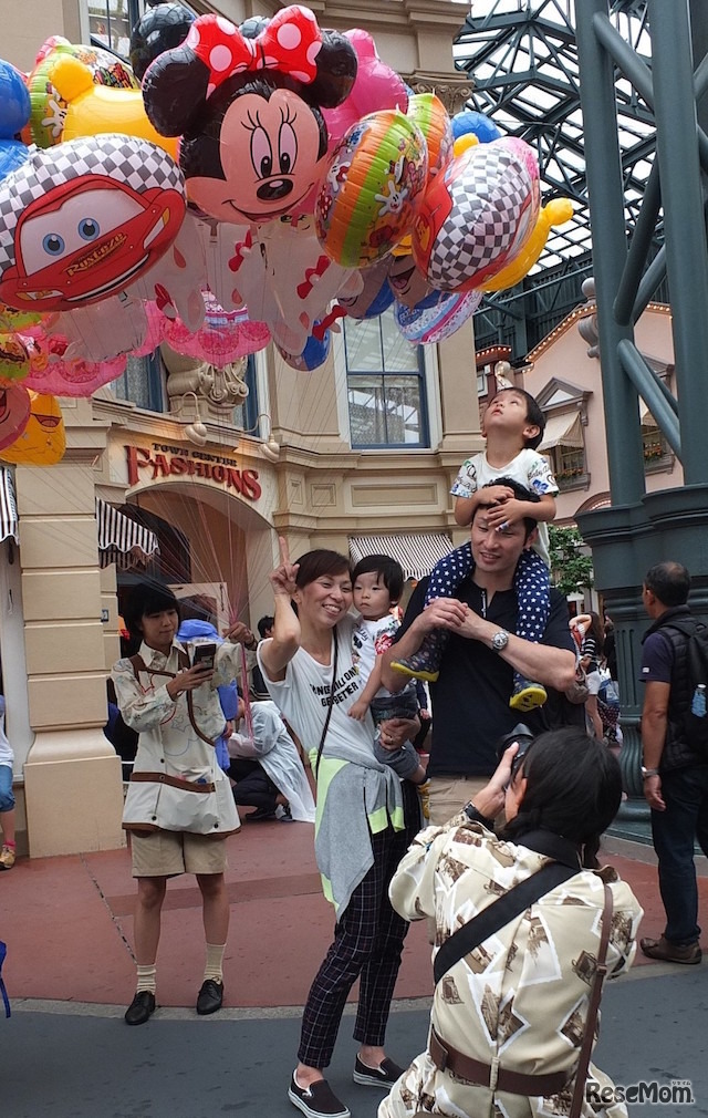 ワールドバザールでの撮影のようす (c) Disney