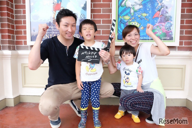 「ディズニーフォトツアー」に参加した川原田さんファミリー (c) Disney