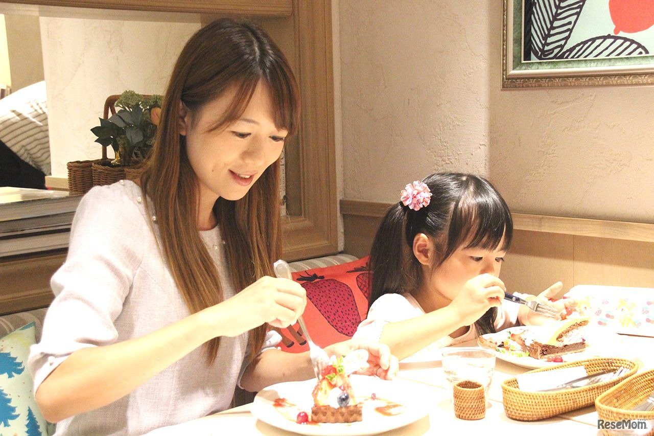 ベリー畑のピスタチオクリームタルトを食べるるいさん（左）とかのんちゃん（右）