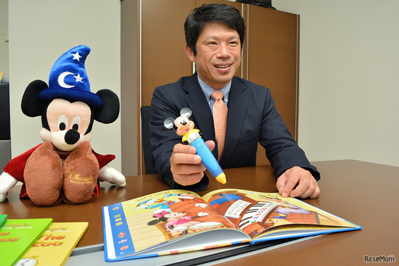 最新の教材は、ミッキーやミニーの形をしたデジタルペンを使った「ミッキー・マジックペン・セット」