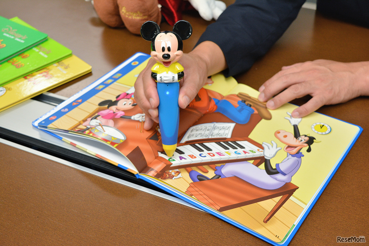 専用のデジタルペンで、絵本やカードをタッチすると、音が出たり、キャラクターが話したりする