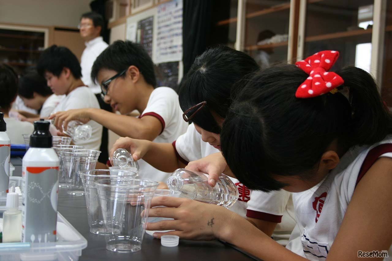 出張授業「驚きの“ナノ洗い”実験教室」　第5回　新潟県魚沼市立広神東小学校で行われたようす