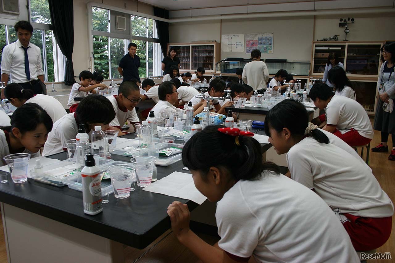 出張授業「驚きの“ナノ洗い”実験教室」　第5回　新潟県魚沼市立広神東小学校で行われたようす