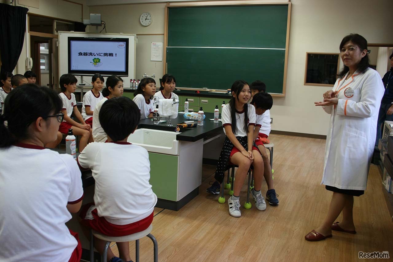 出張授業「驚きの“ナノ洗い”実験教室」　第5回　新潟県魚沼市立広神東小学校で行われたようす