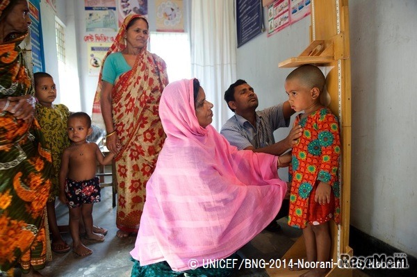 発育測定を受ける子ども（パキスタン）