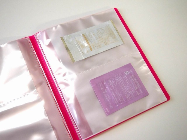 フォトアルバムに化粧品サンプルもぴったり納まります