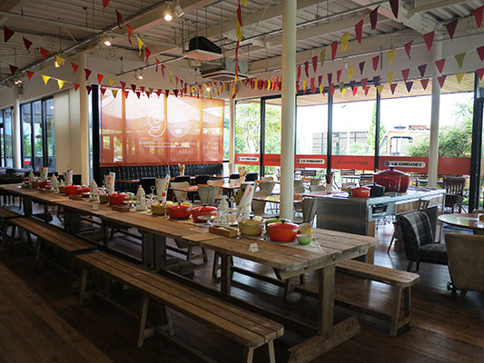 東京・豊洲の人気カフェ「CAFE;HAUS」が期間限定で「ル・クルーゼカフェ」としてオープン