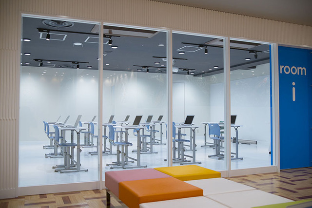 ロビーからパソコンを完備した教室内の様子を見ることが出来る