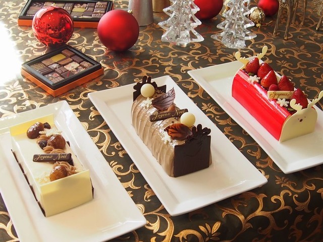 「コレクション・ド・ノエル 2015」。「ルージュ ピスターシュ」（写真右　5000円）は銀座三越、「ミルフイユ イチゴ」（写真中央　6000円）は伊勢丹新宿店、「ブッシュ モンブラン ジュール」（写真左　5000円）は小田急百貨店での限定販売