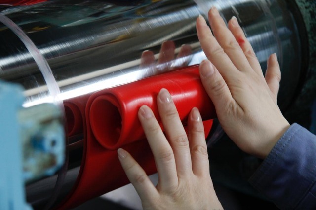 材料を機械に入れて練る