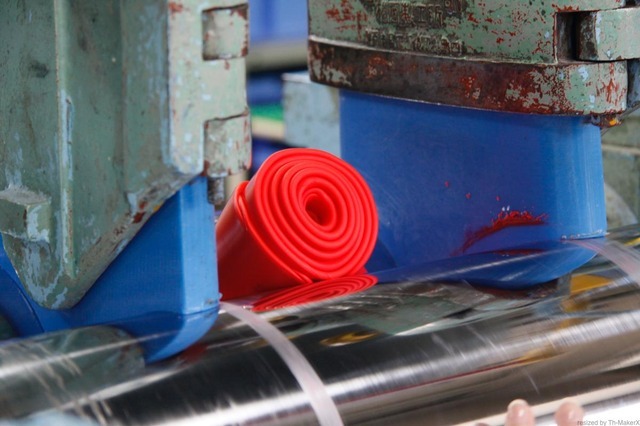 原料がまんべんなく混ざるように何度もローラーにかける