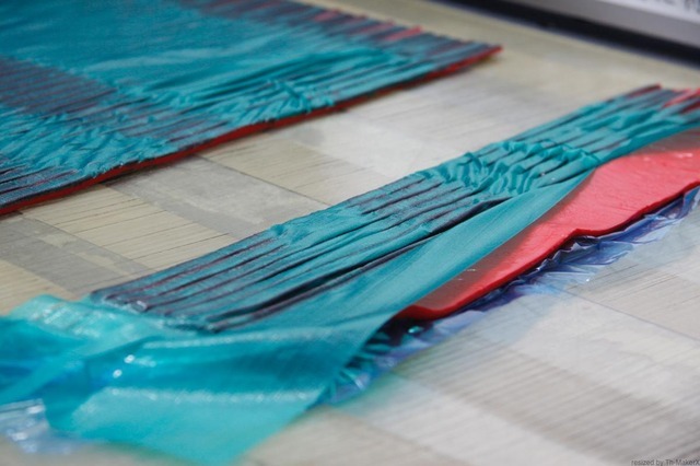 カットする時には、青いエンボスシートをかぶせる