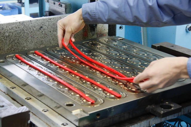 原料を金型に並べる