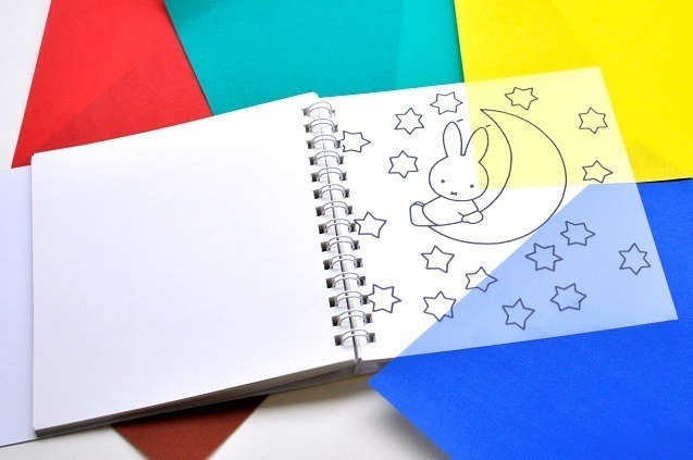 透明フィルムに色紙をしいて配色を検討