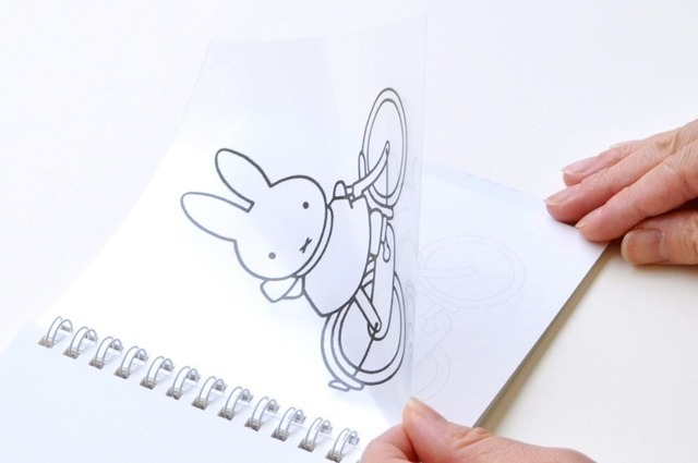 透明フィルムと台紙でできている