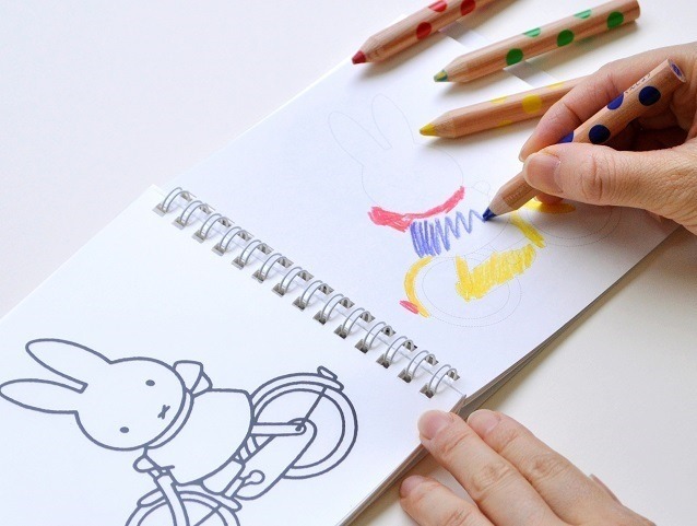 台紙に色を塗る