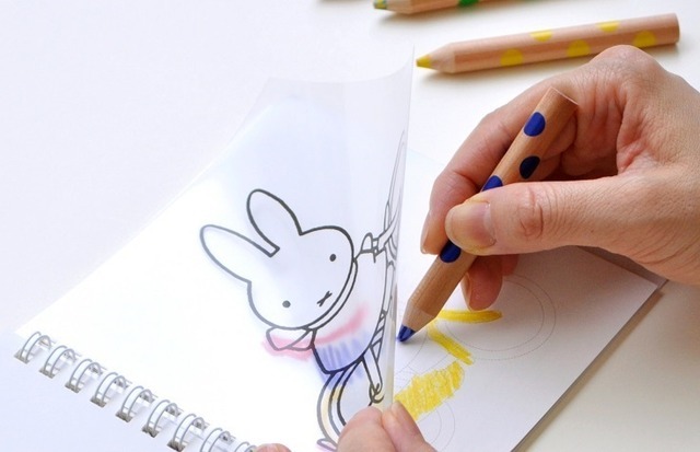 台紙に色を塗る