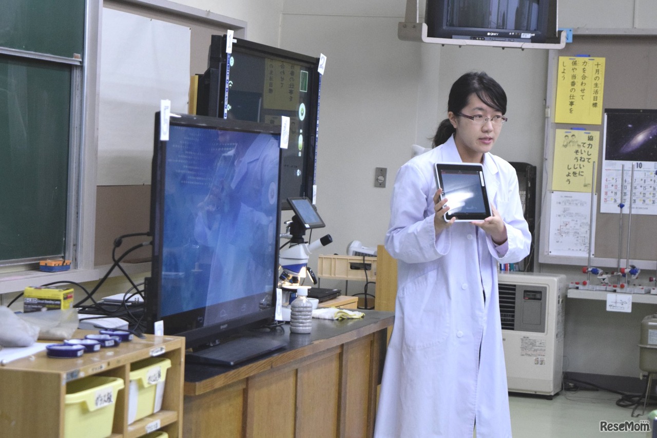 生徒たちに説明を行う、内田洋行の細川妃沙未氏