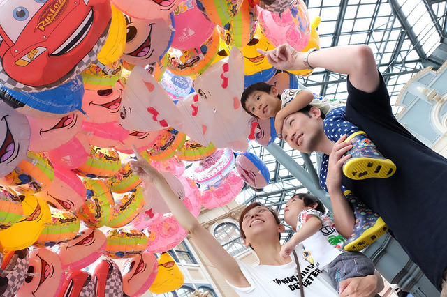 ワールドバザールでのカメラマン撮影写真 (c) Disney