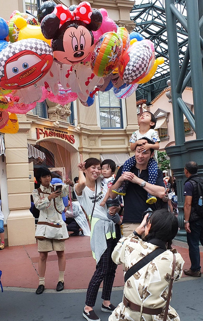 ワールドバザールでの撮影の様子 (c) Disney