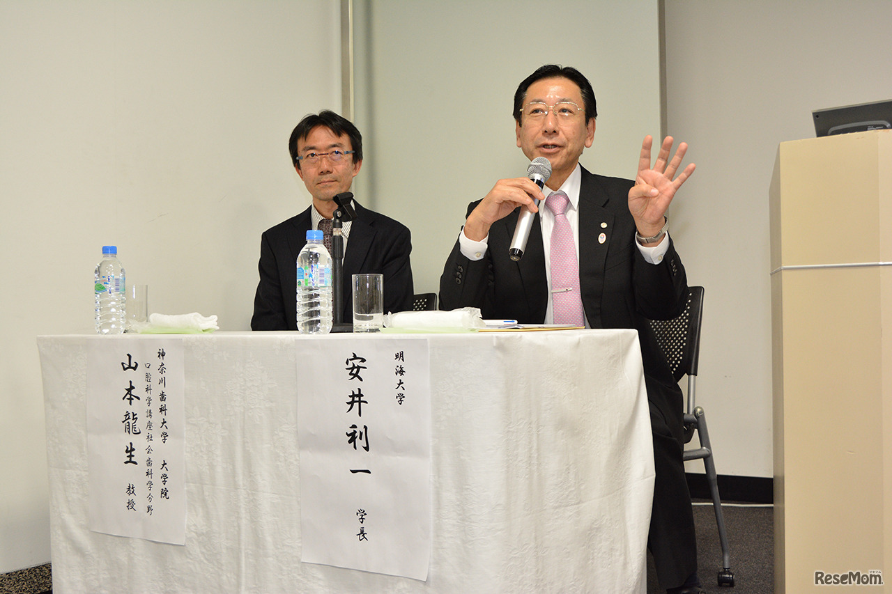 質疑応答に答える山本教授（左）と安井学長（右）