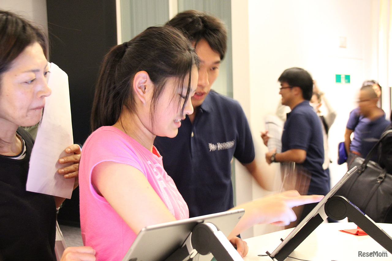 iPadを利用した「進研ゼミプラス　ハイブリッドスタイル」を体験する親子