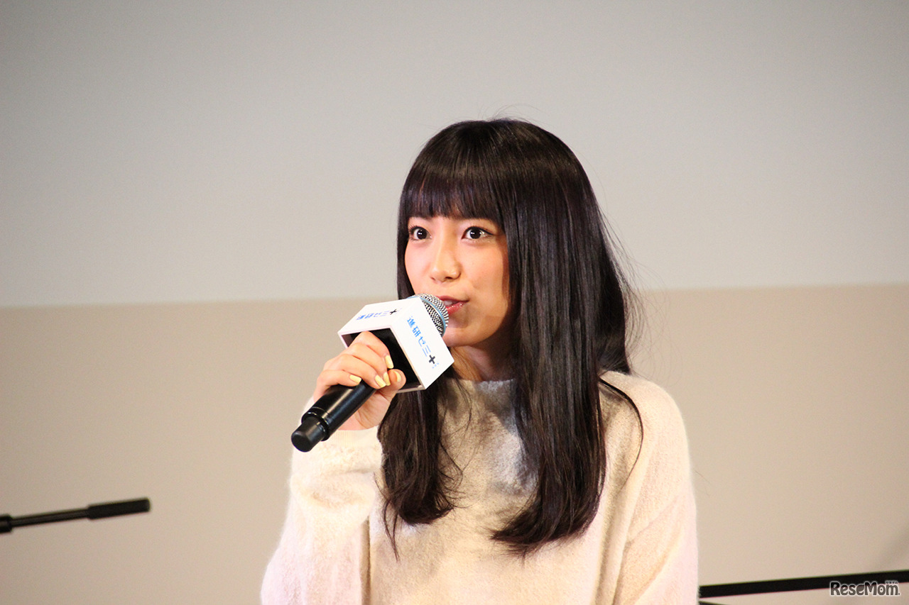 会場に集まった児童・生徒らにエールを送るシンガーソングライターのmiwa氏