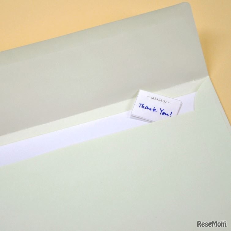 「香りの手紙」を折りたたんで手紙に入れて文香に