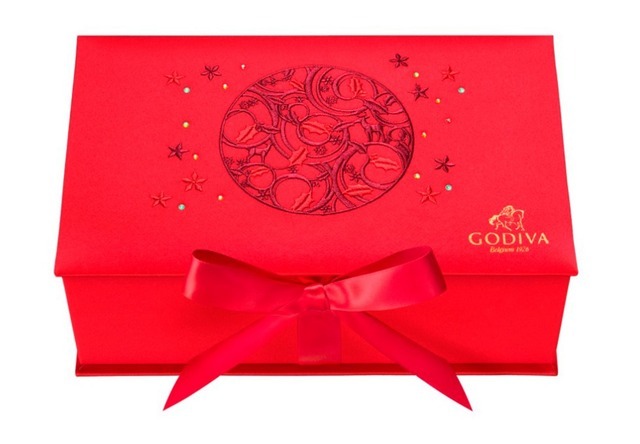 ゴディバ 2015年クリスマス限定コレクション「ノエル ルミヌ コレクション」より、「ノエル ルミヌ ラグジュアリーコレクション」（30粒、10,800円）。