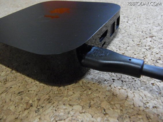 電源は内蔵型。付属のケーブルを挿入すればオーケー 電源は内蔵型。付属のケーブルを挿入すればオーケー