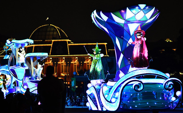 パレード「ナイトフォール・グロウ」 (c) Disney