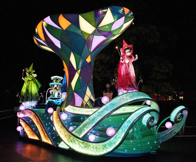 パレード「ナイトフォール・グロウ」 (c) Disney