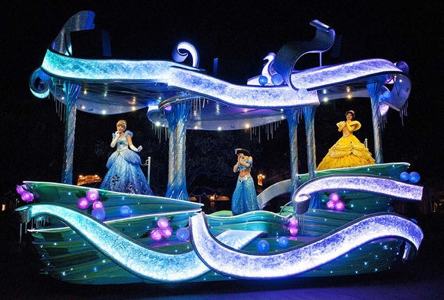 パレード「ナイトフォール・グロウ」 (c) Disney