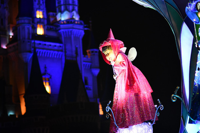 パレード「ナイトフォール・グロウ」 (c) Disney