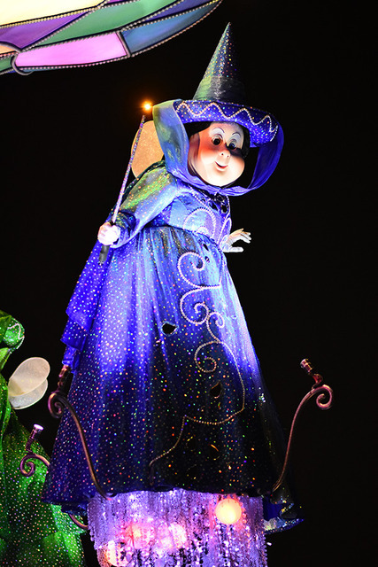 パレード「ナイトフォール・グロウ」 (c) Disney