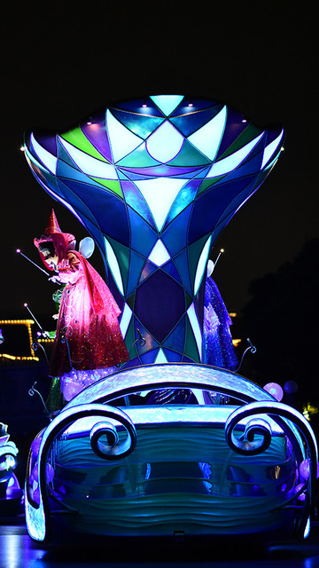 パレード「ナイトフォール・グロウ」 (c) Disney